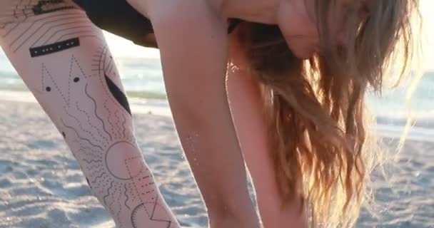 Mujer Joven Traje Cuerpo Practicando Yoga Playa Sobre Mar Amanecer — Vídeo de stock