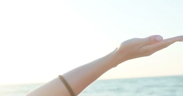 身着紧身衣的年轻女子 日出时分 在海滩上练习瑜伽 瑜伽和健康的生活方式概念 慢动作 — 图库视频影像