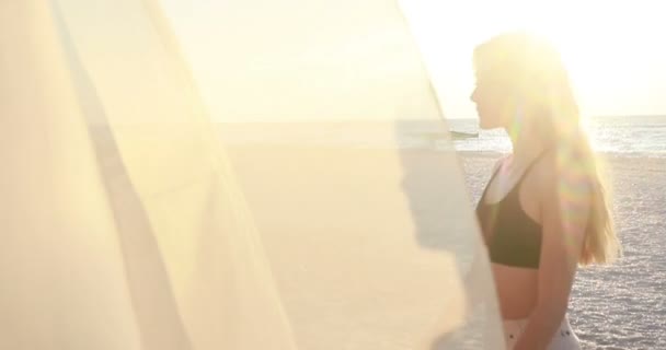 Jovem Mulher Bodysuit Praticando Ioga Praia Acima Mar Nascer Sol — Vídeo de Stock