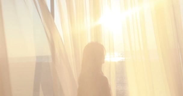 Jonge Vrouw Bodysuit Oefenen Yoga Het Strand Boven Zee Bij — Stockvideo