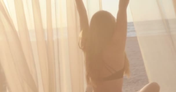 Jeune Femme Body Pratiquant Yoga Sur Plage Dessus Mer Lever — Video