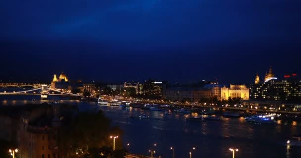 匈牙利布达佩斯多瑙河的布达佩斯市天际线日以继夜地流逝4K次 — 图库视频影像