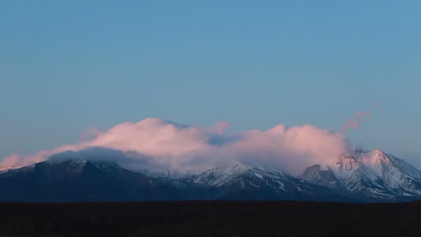 Timelapse Ηλιοβασίλεμα Του Ηφαιστείου Ηλιοφάνεια Στην Κορυφή Του Βουνού Timelapse — Αρχείο Βίντεο