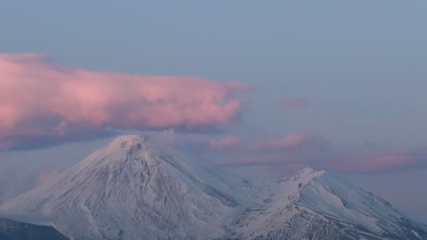 火山的落山时间过去了 阳光照射在高山的山顶上 时光流逝的美丽落日山电影 夕阳西下 夜空中星星点点 — 图库视频影像