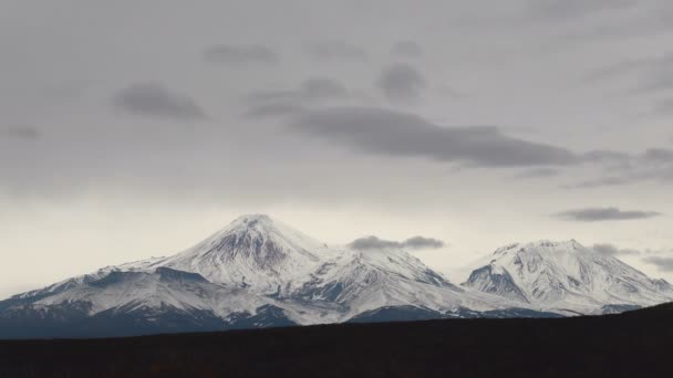 Pôr Sol Vulcão Luz Sol Sobre Pico Montanha Alta Timelapse — Vídeo de Stock