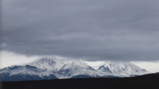 火山的落山时间过去了 阳光照射在高山的山顶上 时光流逝的美丽落日山电影 夕阳西下 夜空中星星点点 — 图库视频影像