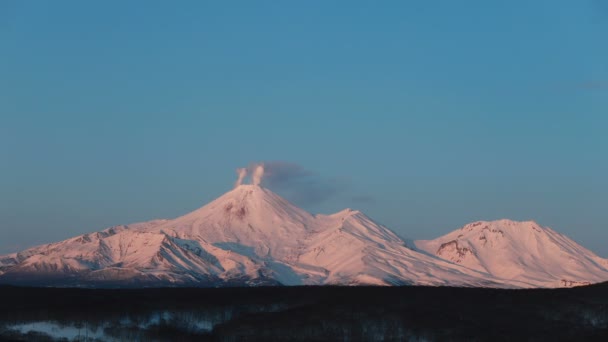 Zeitraffer Sonnenuntergang Des Vulkans Sonnenschein Über Hohen Berggipfeln Zeitraffer Film — Stockvideo