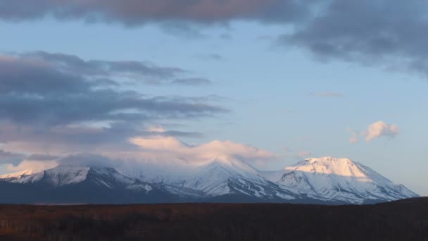 Pôr Sol Vulcão Luz Sol Sobre Pico Montanha Alta Timelapse — Vídeo de Stock