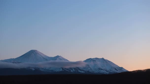 Volkanın Günbatımının Zamanlaması Yüksek Dağın Tepesinde Güneş Işığı Güzel Günbatımı — Stok video