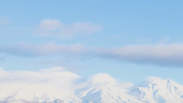 火山的落山时间过去了 阳光照射在高山的山顶上 时光流逝的美丽落日山电影 夕阳西下 夜空中星星点点 — 图库视频影像