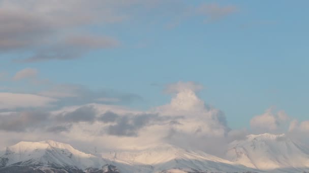 火山的落山时间过去了 阳光照射在高山的山顶上 时光流逝的美丽落日山电影 夕阳西下 夜空中星星点点 — 图库视频影像