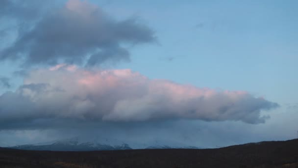Sunset Timelapse Gunung Berapi Sinar Matahari Atas Puncak Gunung Yang — Stok Video