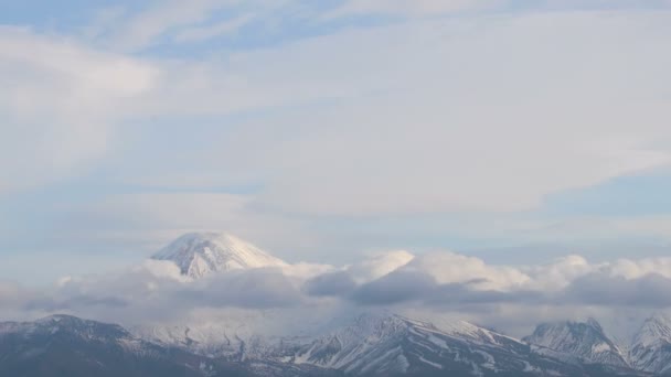 火山的落山时间过去了 阳光照射在高山的山顶上 时光流逝的美丽落日山电影 夕阳西下 夜空中星星点点 — 图库视频影像