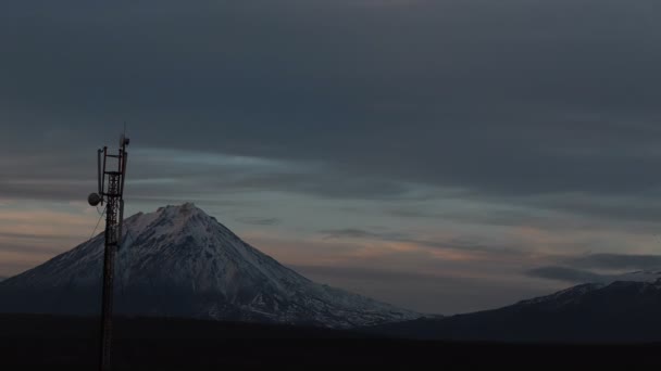 Volkanın Günbatımının Zamanlaması Yüksek Dağın Tepesinde Güneş Işığı Güzel Günbatımı — Stok video