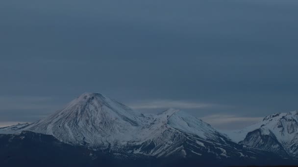 Pôr Sol Vulcão Luz Sol Sobre Pico Montanha Alta Timelapse — Vídeo de Stock