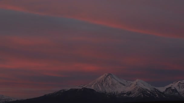 Timelapse Sunset Вулкану Сонячне Проміння Над Вершиною Гори Timelapse Movie — стокове відео