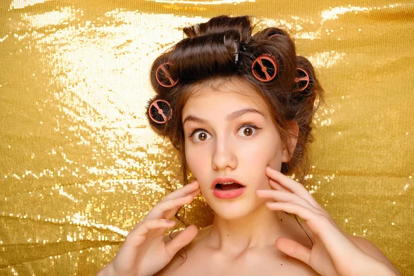 Krásná dívka v izolovaných na zlato kulem na vlasy — Stock fotografie