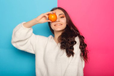 Taze greyfurt portakalının yarısıyla komik genç kız.