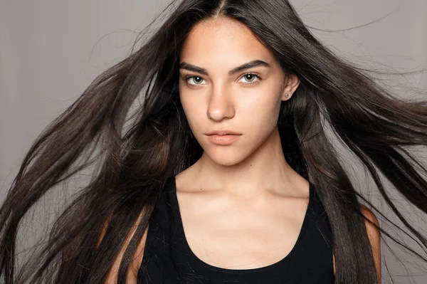Skönhet mode porträtt av ung vacker brunett flicka med lång svart — Stockfoto