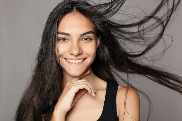 Beauty fashion portrait of young beautiful brunette girl with long black — Stock Photo, Image