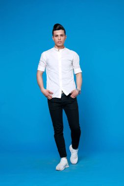 Yakışıklı adam siyah deri ceket giyiyor. Genç, sıradan bir adamın tam boy fotoğrafı.