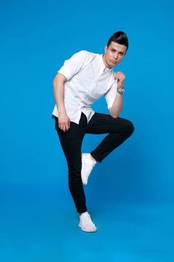 Yakışıklı adam siyah deri ceket giyiyor. Genç, sıradan bir adamın tam boy fotoğrafı.