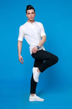 Yakışıklı adam siyah deri ceket giyiyor. Genç, sıradan bir adamın tam boy fotoğrafı.