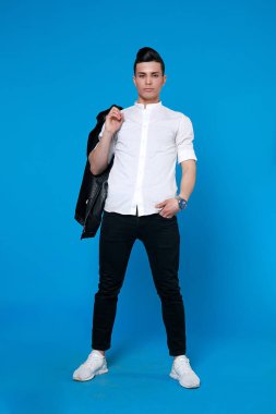 Yakışıklı adam siyah deri ceket giyiyor. Genç, sıradan bir adamın tam boy fotoğrafı.