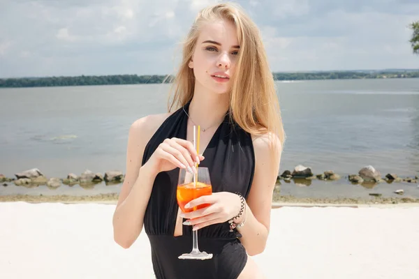 Jeune femme gaie en maillot de bain, griller avec un cocktail, boire frais — Photo