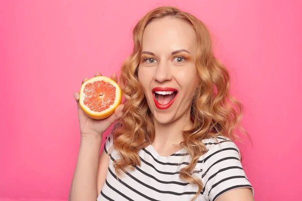 Lustiges junges Mädchen mit Hälften frischer reifer Grapefruitorange — Stockfoto