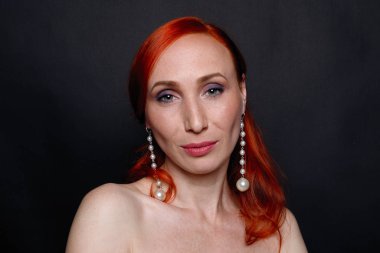 lüks aksesuarları ile güzel bir esmer kız portresi