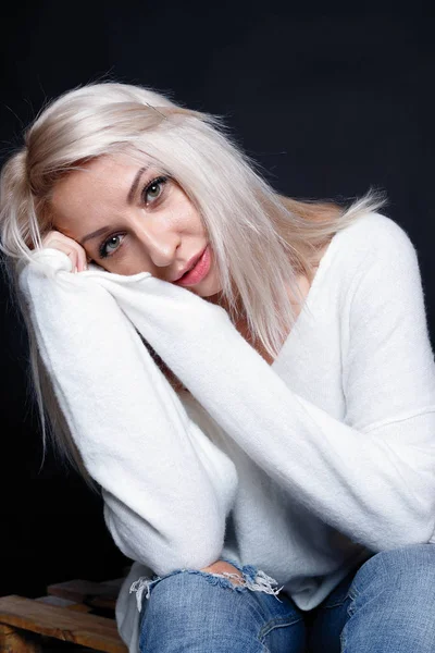 Πορτρέτο μιας όμορφης νεαρής ελκυστικής γυναίκας με λευκό πουλόβερ — Φωτογραφία Αρχείου
