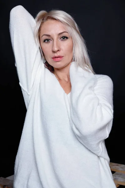 Beyaz kazaklı güzel ve çekici bir kadının portresi. — Stok fotoğraf