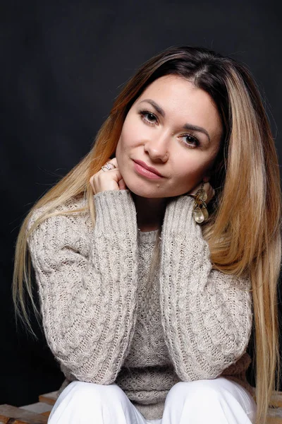 Retrato de hermosa hembra pelirroja en jersey gris melange — Foto de Stock