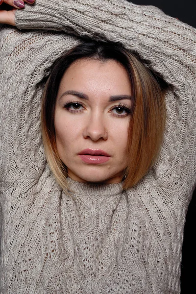 Portrait de belle femelle aux cheveux rouges en pull mélange gris — Photo