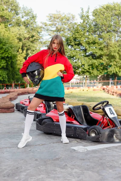 Feliz morena mujeres ganar la carrera de karting . — Foto de Stock