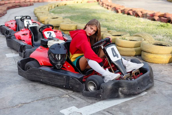 Heureux brunette femmes wining la karting course . — Photo