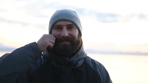 Ein Lächelnder Mann Mit Wanderausrüstung Steht Wald Und Blickt Die — Stockvideo