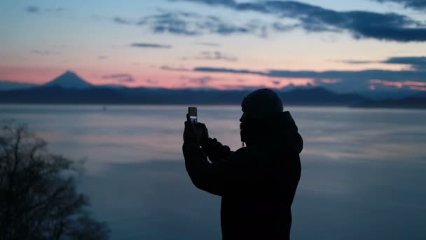 Man Takes Picture His Smartphone Snowy Wild Landscape Sunset Inglês — Vídeo de Stock