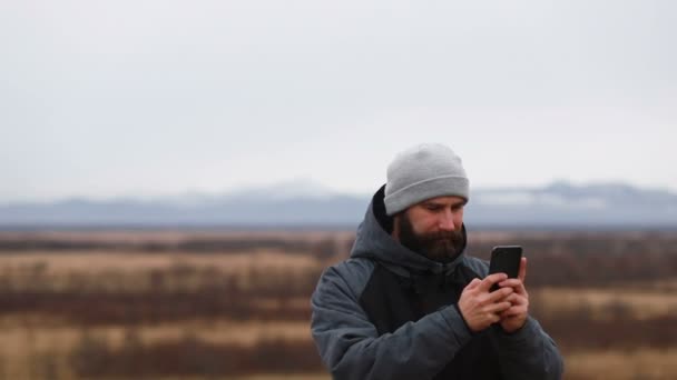 Hombre Con Barba Con Ropa Invierno Hablando Por Teléfono Excursionista — Vídeo de stock