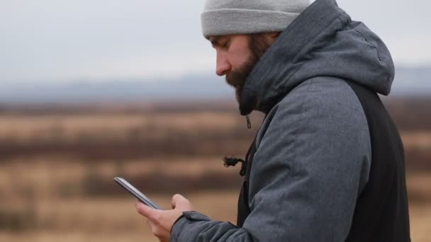 Чоловік Бородою Одягнений Зимовий Одяг Розмовляє Телефону Ведучий Їде Зимові — стокове відео