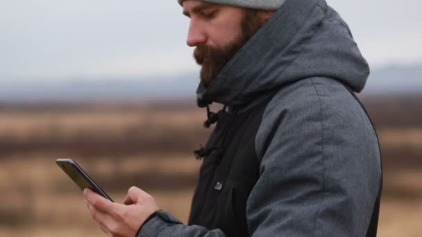 Mann Mit Bart Trägt Winterkleidung Und Telefoniert Ein Wanderer Geht — Stockvideo