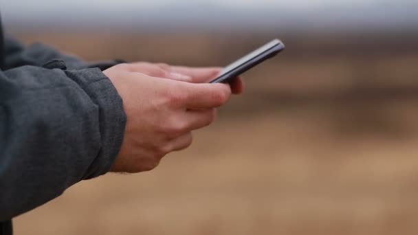 Kaukasisk Vuxen Kille Använda Telefon Närbild Vinter Vandringstur Snöiga Suddig — Stockvideo