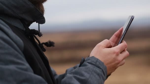 Jeden Kaukaski Dorosły Facet Pomocą Zbliżenie Telefonu Pieszej Wędrówki Zimowe — Wideo stockowe