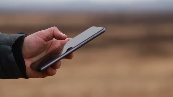 Ein Kaukasischer Erwachsener Kerl Benutzt Das Telefon Nahaufnahme Beim Winterwandern — Stockvideo