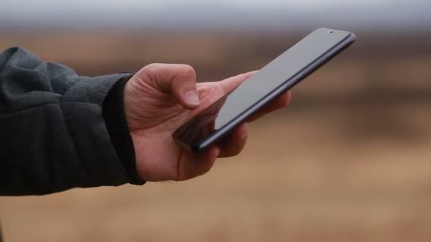 Yetişkin Biri Beyaz Kış Tur Hiking Içinde Telefon Closeup Kullanın — Stok video