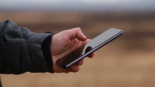 Jeden Bělošský Dospělý Chlap Použít Detailní Telefon Zimní Výšlap Zasněžené — Stock video