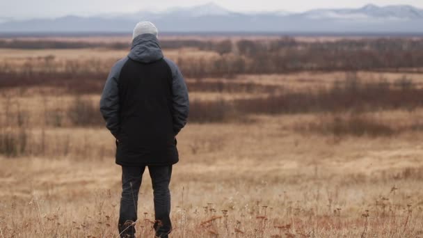 Pria Berjenggot Memakai Pakaian Musim Dingin Berbicara Telepon Seorang Pendaki — Stok Video