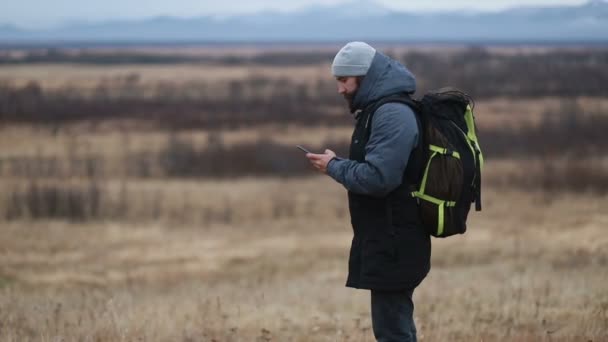 Muž Vousy Zimním Oblečení Mluví Telefonu Turista Chodí Zimních Hor — Stock video