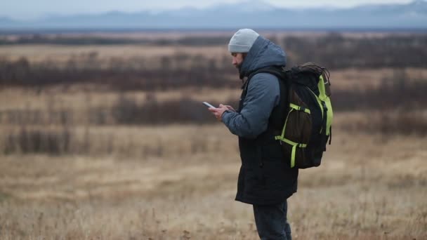 Facet Brodą Zimowych Ciuchach Rozmawiający Przez Telefon Wędrowiec Idzie Zimowe — Wideo stockowe